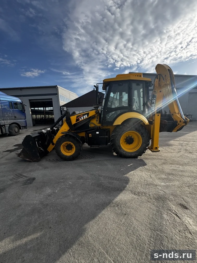 Экскаватор-погрузчик