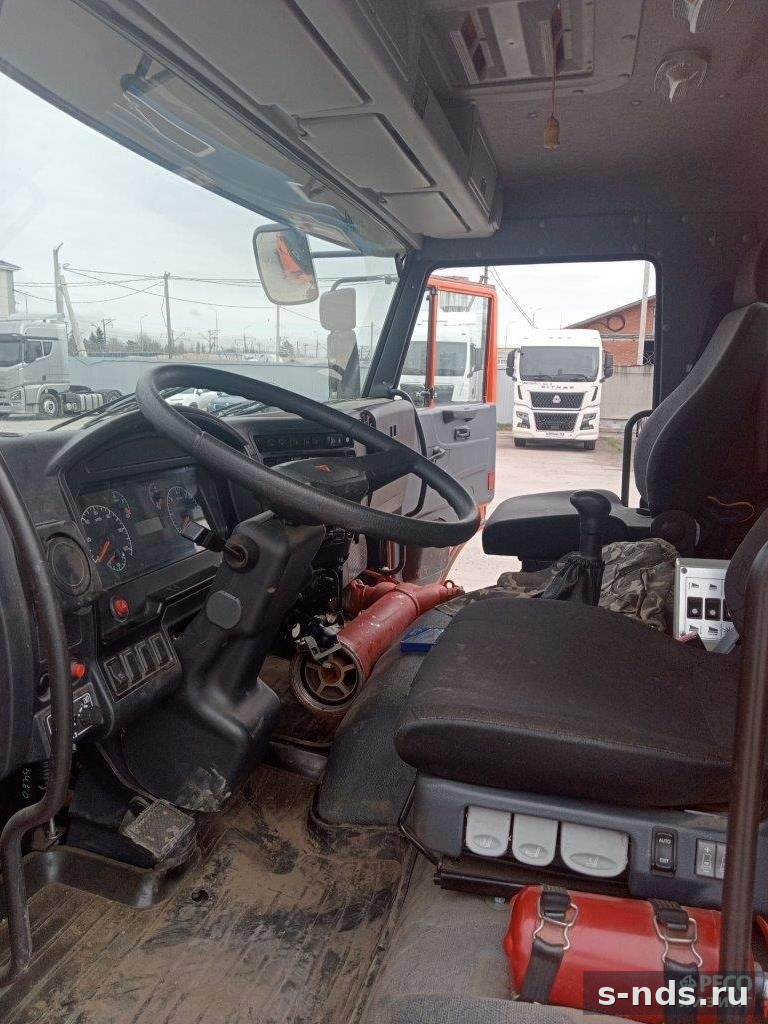 Комбинированная дорожная машина 7.8 м3 КО-806 на шасси 4х2 КАМАЗ