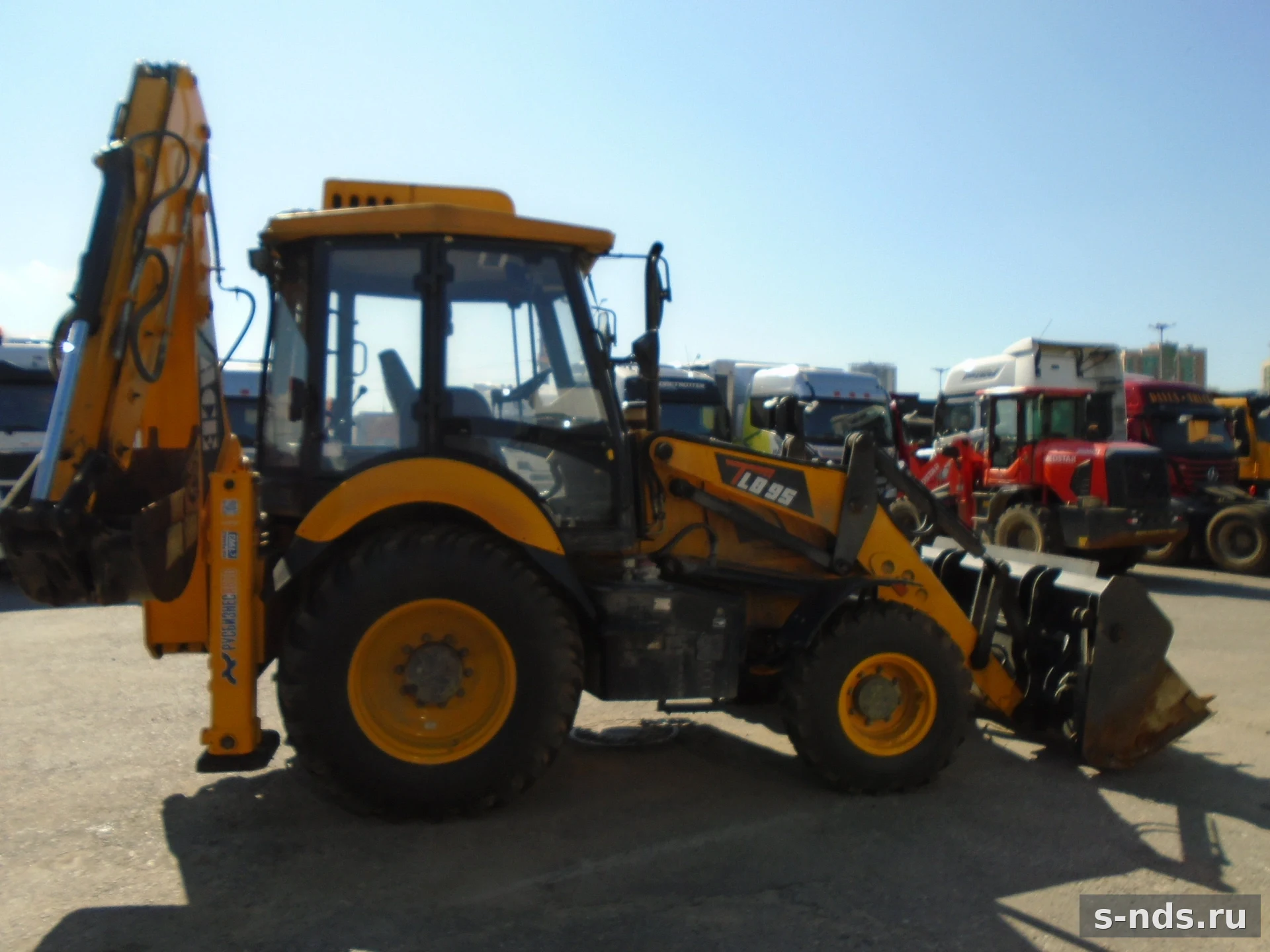 Экскаватор-погрузчик
