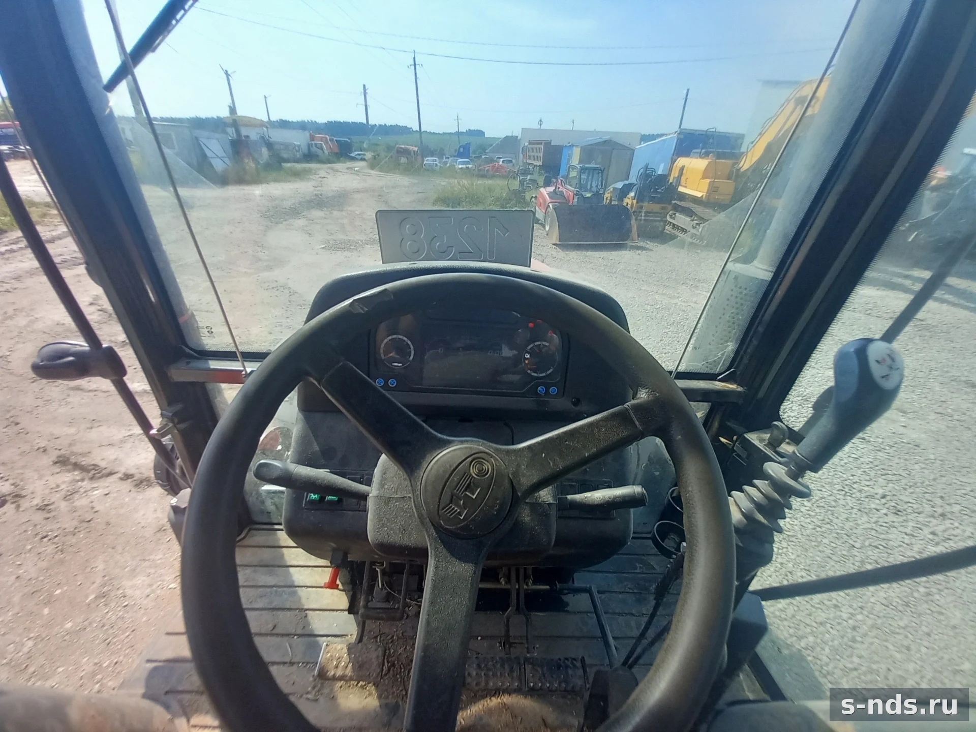 Трактор колёсный