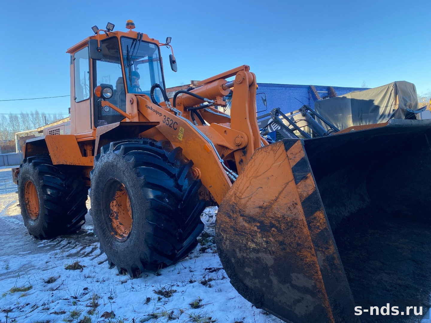 Погрузчик универсальный  АМКОДОР 352С-02
