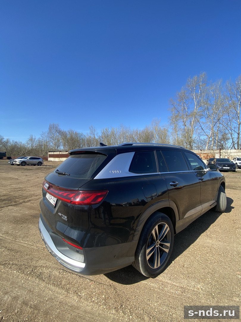 Автомобиль Audi Q6