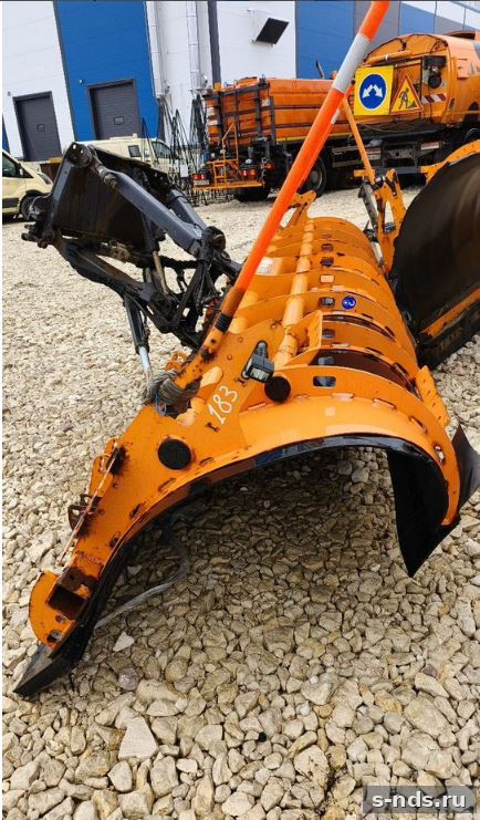 Передний поворотный отвал bucher Polyx MC42