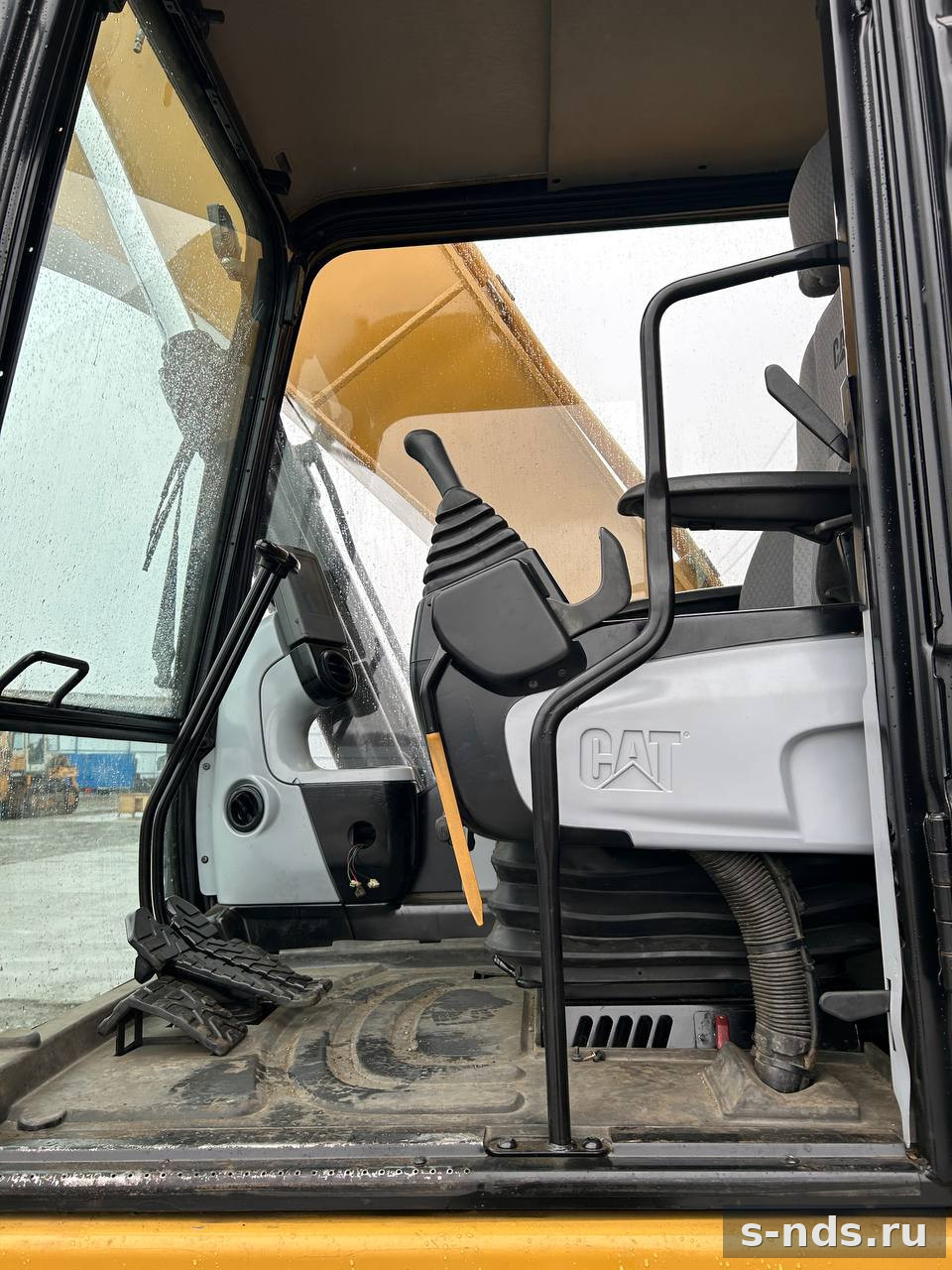 Гусеничный экскаватор CAT 320DL
